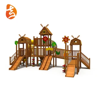 Уличная деревянная горка, детская игровая площадка, коммерческие развлекательные заведения на открытом воздухе